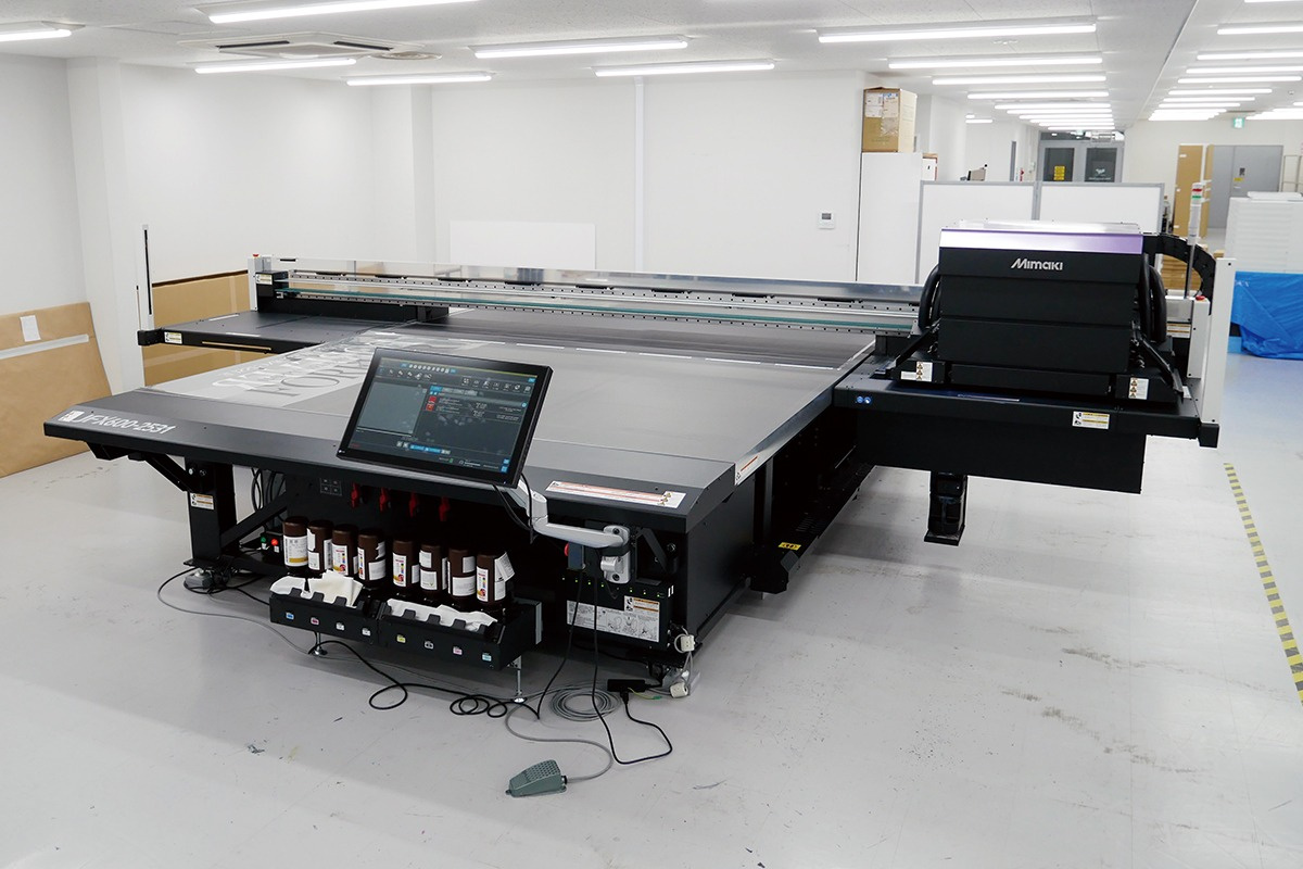 The JFX600-2531 flatbed UV printer was introduced in March 2025. It is becoming an indispensable machine for the company, which has many short-delivery projects, such as productivity improvement of about three times compared with conventional machines and toggle print function which can continuously output without time loss. Recently, customers' needs have been focused on direct output because it can reduce the deviation of roll paper expansion and contraction and greatly shorten the delivery time.